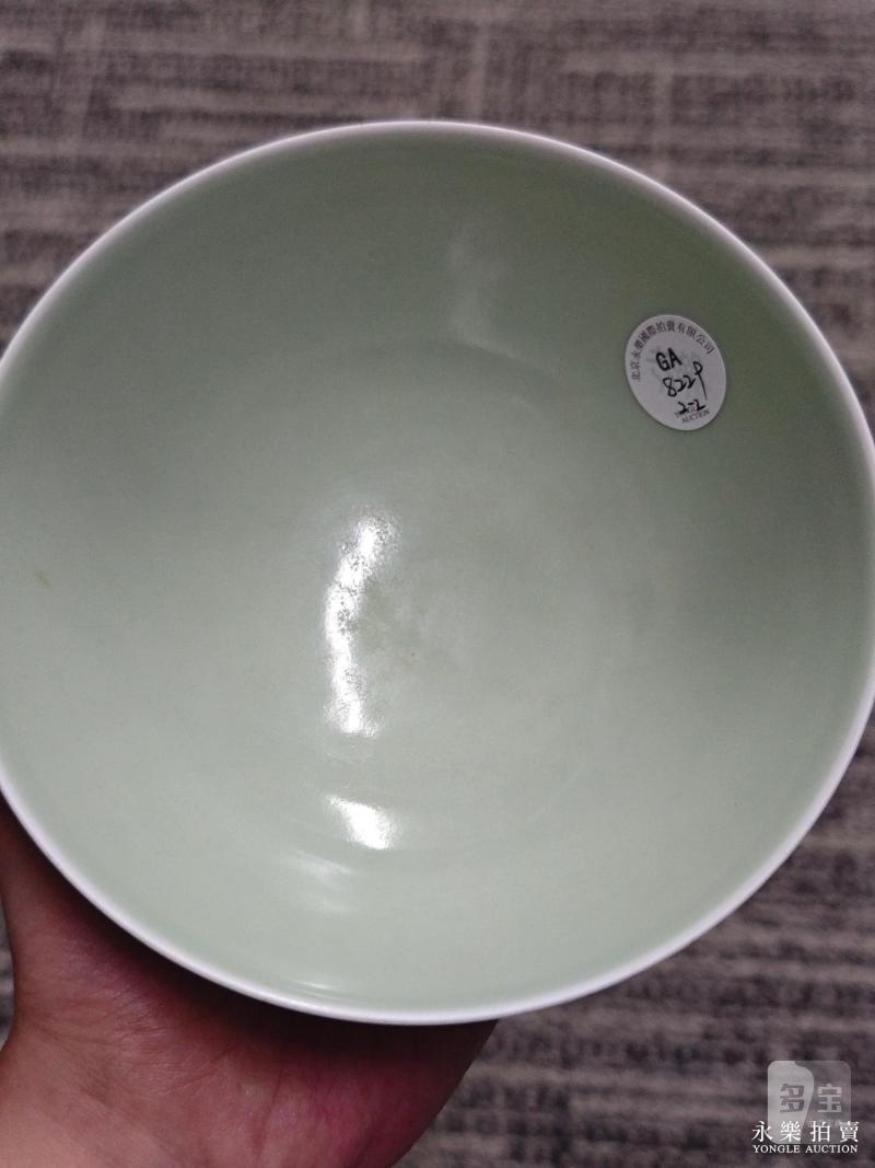 清嘉庆 豆青釉暗刻皮球花纹碗（一对） - 图13